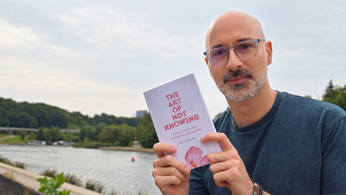 Avi Itzkovitch holding a copy of The Art of Not Knowing